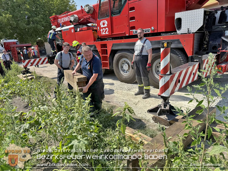 20250813_Kraneinsatz wegen festgefahrenen LKW-Sattelzug in Tribuswinkel  Foto: Stefan Schneider BFKDO BADEN