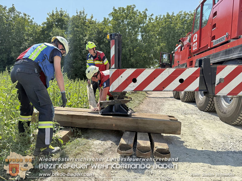 20250813_Kraneinsatz wegen festgefahrenen LKW-Sattelzug in Tribuswinkel  Foto: Stefan Schneider BFKDO BADEN