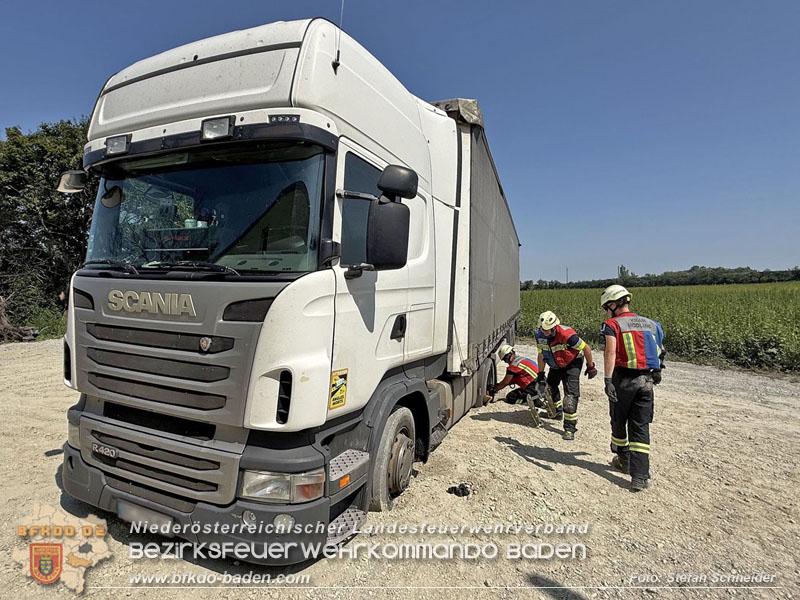 20250813_Kraneinsatz wegen festgefahrenen LKW-Sattelzug in Tribuswinkel  Foto: Stefan Schneider BFKDO BADEN