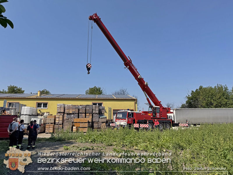 20250813_Kraneinsatz wegen festgefahrenen LKW-Sattelzug in Tribuswinkel  Foto: Stefan Schneider BFKDO BADEN