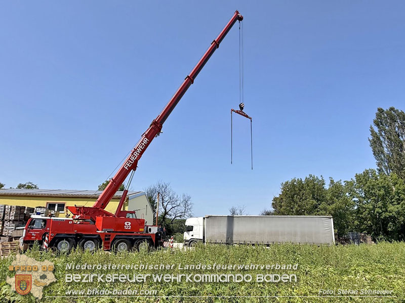 20250813_Kraneinsatz wegen festgefahrenen LKW-Sattelzug in Tribuswinkel  Foto: Stefan Schneider BFKDO BADEN