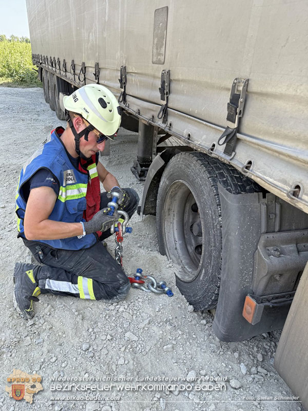 20250813_Kraneinsatz wegen festgefahrenen LKW-Sattelzug in Tribuswinkel  Foto: Stefan Schneider BFKDO BADEN