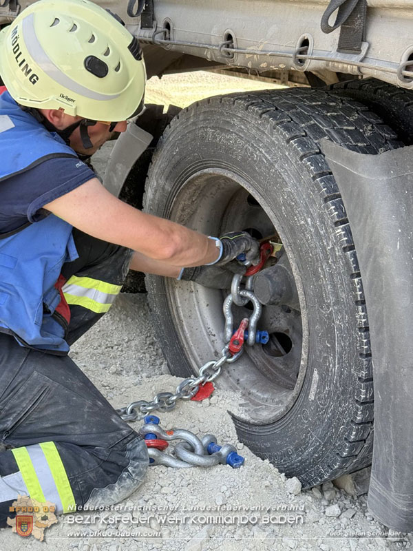 20250813_Kraneinsatz wegen festgefahrenen LKW-Sattelzug in Tribuswinkel  Foto: Stefan Schneider BFKDO BADEN