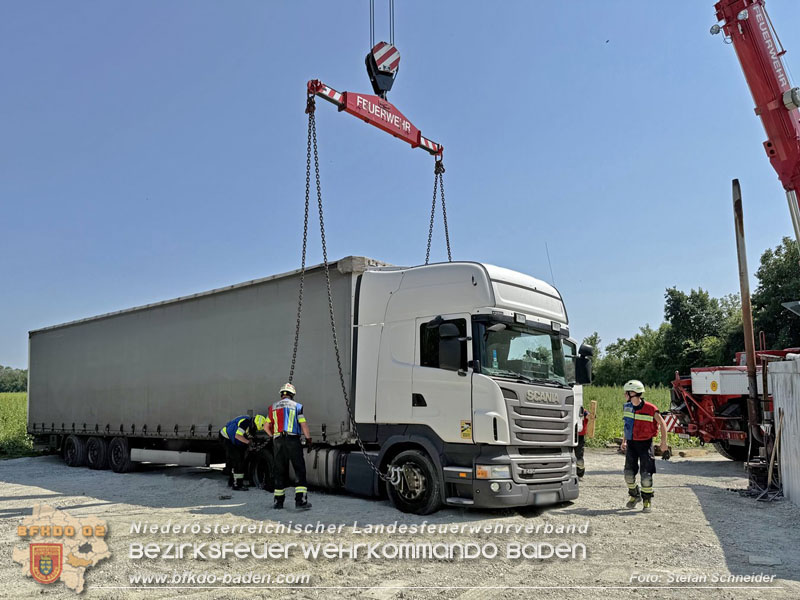 20250813_Kraneinsatz wegen festgefahrenen LKW-Sattelzug in Tribuswinkel  Foto: Stefan Schneider BFKDO BADEN