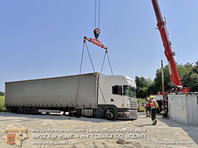 20250813_Kraneinsatz wegen festgefahrenen LKW-Sattelzug in Tribuswinkel  Foto: Stefan Schneider BFKDO BADEN
