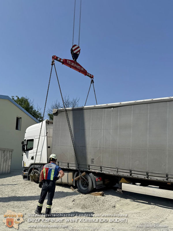 20250813_Kraneinsatz wegen festgefahrenen LKW-Sattelzug in Tribuswinkel  Foto: Stefan Schneider BFKDO BADEN