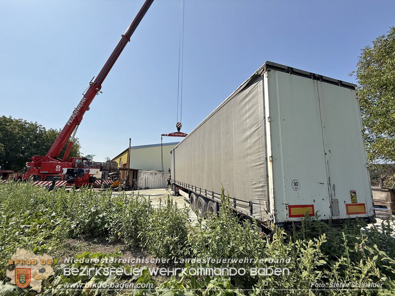 20250813_Kraneinsatz wegen festgefahrenen LKW-Sattelzug in Tribuswinkel  Foto: Stefan Schneider BFKDO BADEN