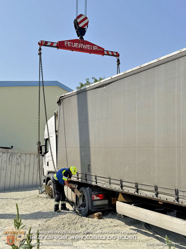 20250813_Kraneinsatz wegen festgefahrenen LKW-Sattelzug in Tribuswinkel  Foto: Stefan Schneider BFKDO BADEN