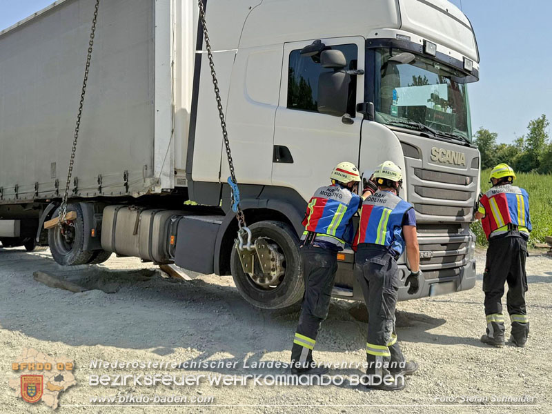 20250813_Kraneinsatz wegen festgefahrenen LKW-Sattelzug in Tribuswinkel  Foto: Stefan Schneider BFKDO BADEN