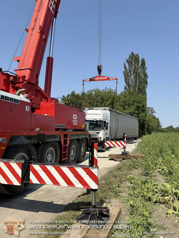 20250813_Kraneinsatz wegen festgefahrenen LKW-Sattelzug in Tribuswinkel  Foto: Stefan Schneider BFKDO BADEN