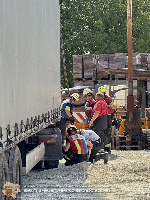 20250813_Kraneinsatz wegen festgefahrenen LKW-Sattelzug in Tribuswinkel  Foto: Stefan Schneider BFKDO BADEN