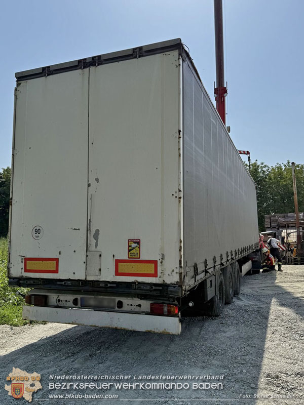 20250813_Kraneinsatz wegen festgefahrenen LKW-Sattelzug in Tribuswinkel  Foto: Stefan Schneider BFKDO BADEN