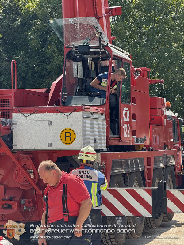 20250813_Kraneinsatz wegen festgefahrenen LKW-Sattelzug in Tribuswinkel  Foto: Stefan Schneider BFKDO BADEN