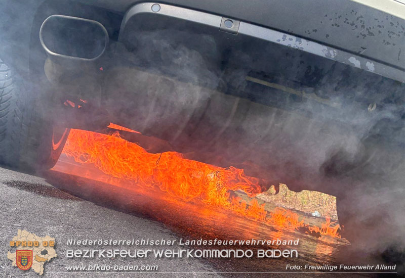 20250819_PKW Brand im Baustellenbereich auf der A21   Foto: Freiwillige Feuerwehr Alland