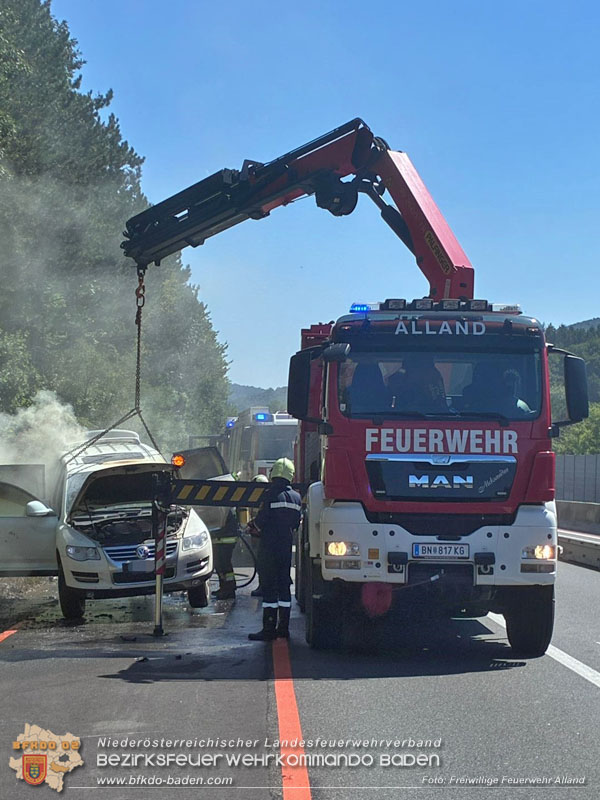20250819_PKW Brand im Baustellenbereich auf der A21   Foto: Freiwillige Feuerwehr Alland