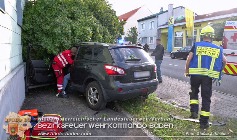 20250822_Pkw Lenkerin prallt im Ortsgebiet frontal gegen Baum  Foto: Stefan Schneider BFKDO BADEN 20250822_Pkw Lenkerin prallt im Ortsgebiet frontal gegen Baum  Foto: Stefan Schneider BFKDO BADEN
