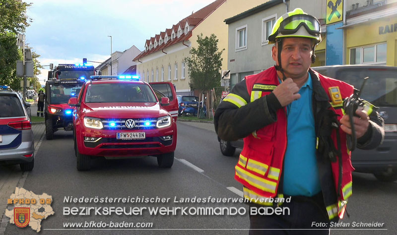 20250822_Pkw Lenkerin prallt im Ortsgebiet frontal gegen Baum  Foto: Stefan Schneider BFKDO BADEN 20250822_Pkw Lenkerin prallt im Ortsgebiet frontal gegen Baum  Foto: Stefan Schneider BFKDO BADEN