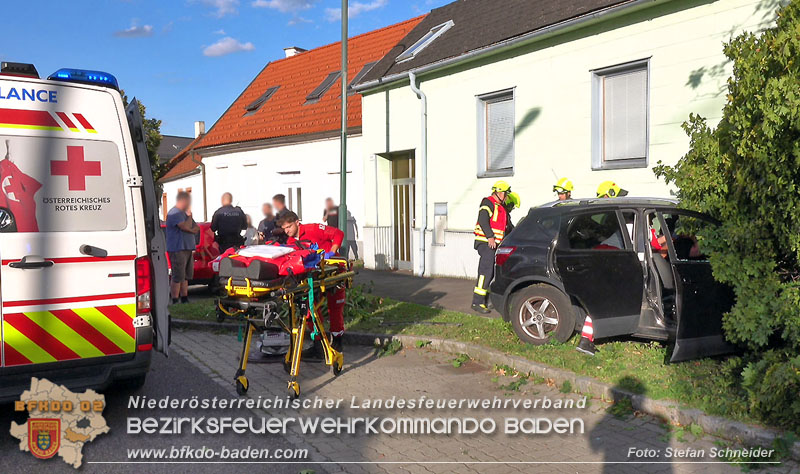 20250822_Pkw Lenkerin prallt im Ortsgebiet frontal gegen Baum Foto: Stefan Schneider BFKDO BADEN 20250822_Pkw Lenkerin prallt im Ortsgebiet frontal gegen Baum Foto: Stefan Schneider BFKDO BADEN
