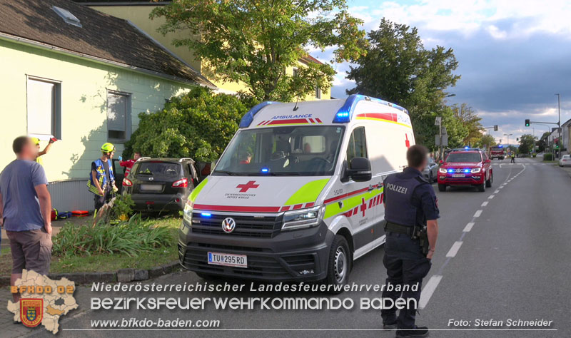 20250822_Pkw Lenkerin prallt im Ortsgebiet frontal gegen Baum Foto: Stefan Schneider BFKDO BADEN 20250822_Pkw Lenkerin prallt im Ortsgebiet frontal gegen Baum Foto: Stefan Schneider BFKDO BADEN