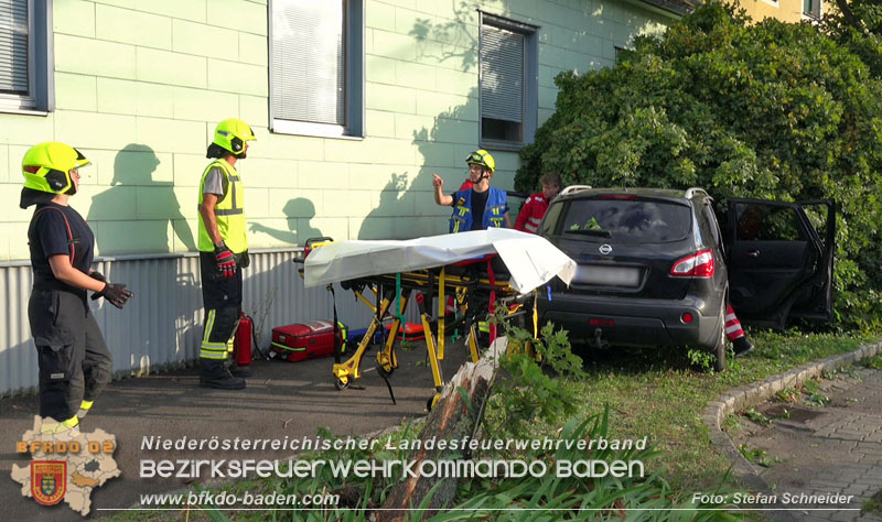 20250822_Pkw Lenkerin prallt im Ortsgebiet frontal gegen Baum Foto: Stefan Schneider BFKDO BADEN 20250822_Pkw Lenkerin prallt im Ortsgebiet frontal gegen Baum Foto: Stefan Schneider BFKDO BADEN