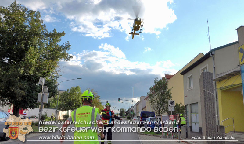 20250822_Pkw Lenkerin prallt im Ortsgebiet frontal gegen Baum Foto: Stefan Schneider BFKDO BADEN 20250822_Pkw Lenkerin prallt im Ortsgebiet frontal gegen Baum Foto: Stefan Schneider BFKDO BADEN