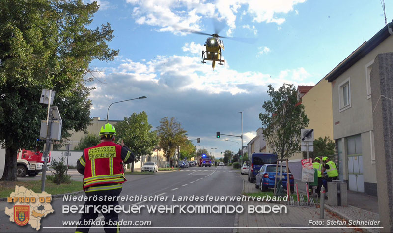 20250822_Pkw Lenkerin prallt im Ortsgebiet frontal gegen Baum Foto: Stefan Schneider BFKDO BADEN 20250822_Pkw Lenkerin prallt im Ortsgebiet frontal gegen Baum Foto: Stefan Schneider BFKDO BADEN