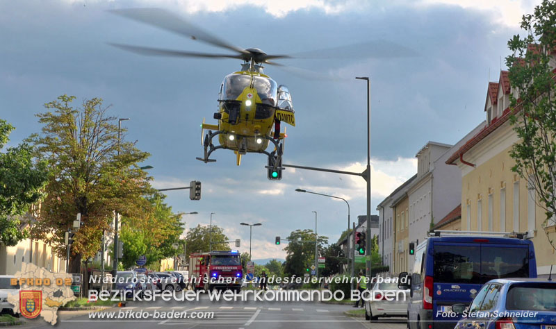20250822_Pkw Lenkerin prallt im Ortsgebiet frontal gegen Baum Foto: Stefan Schneider BFKDO BADEN 20250822_Pkw Lenkerin prallt im Ortsgebiet frontal gegen Baum Foto: Stefan Schneider BFKDO BADEN