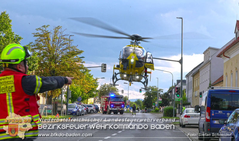 20250822_Pkw Lenkerin prallt im Ortsgebiet frontal gegen Baum Foto: Stefan Schneider BFKDO BADEN 20250822_Pkw Lenkerin prallt im Ortsgebiet frontal gegen Baum Foto: Stefan Schneider BFKDO BADEN
