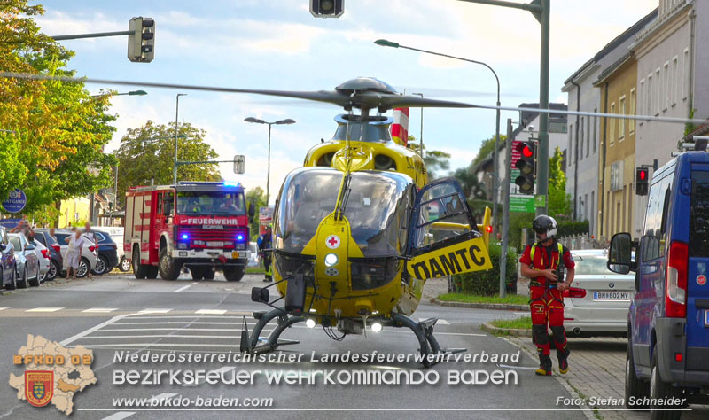 20250822_Pkw Lenkerin prallt im Ortsgebiet frontal gegen Baum Foto: Stefan Schneider BFKDO BADEN 20250822_Pkw Lenkerin prallt im Ortsgebiet frontal gegen Baum Foto: Stefan Schneider BFKDO BADEN