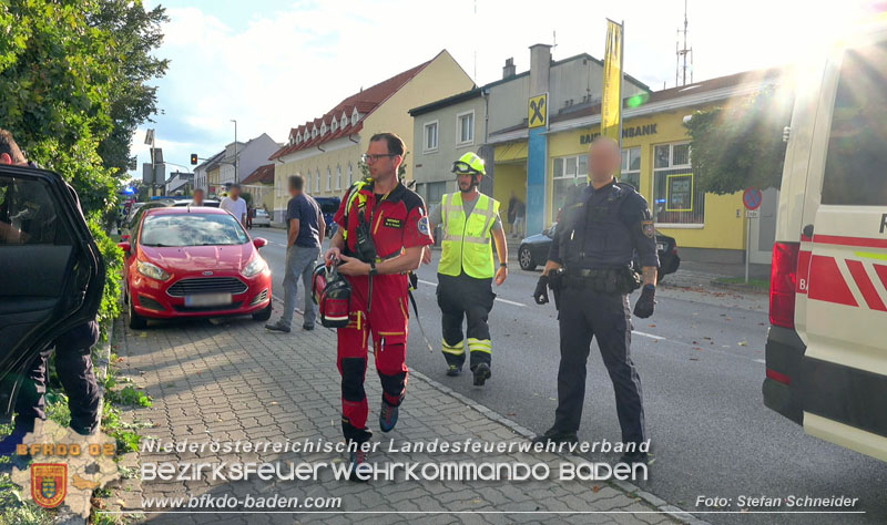 20250822_Pkw Lenkerin prallt im Ortsgebiet frontal gegen Baum Foto: Stefan Schneider BFKDO BADEN 20250822_Pkw Lenkerin prallt im Ortsgebiet frontal gegen Baum Foto: Stefan Schneider BFKDO BADEN