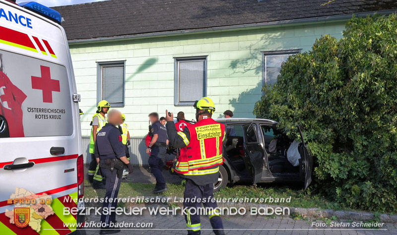 20250822_Pkw Lenkerin prallt im Ortsgebiet frontal gegen Baum Foto: Stefan Schneider BFKDO BADEN 20250822_Pkw Lenkerin prallt im Ortsgebiet frontal gegen Baum Foto: Stefan Schneider BFKDO BADEN