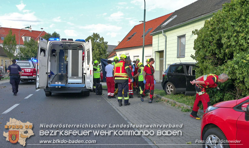 20250822_Pkw Lenkerin prallt im Ortsgebiet frontal gegen Baum Foto: Stefan Schneider BFKDO BADEN 20250822_Pkw Lenkerin prallt im Ortsgebiet frontal gegen Baum Foto: Stefan Schneider BFKDO BADEN