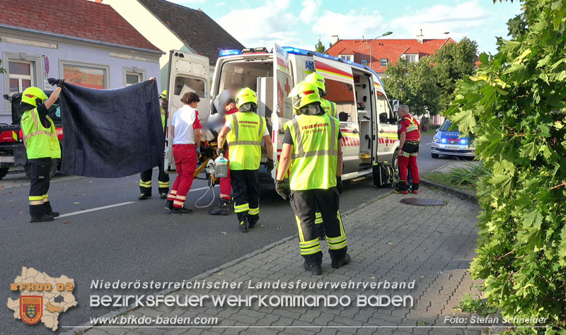 20250822_Pkw Lenkerin prallt im Ortsgebiet frontal gegen Baum Foto: Stefan Schneider BFKDO BADEN 20250822_Pkw Lenkerin prallt im Ortsgebiet frontal gegen Baum Foto: Stefan Schneider BFKDO BADEN