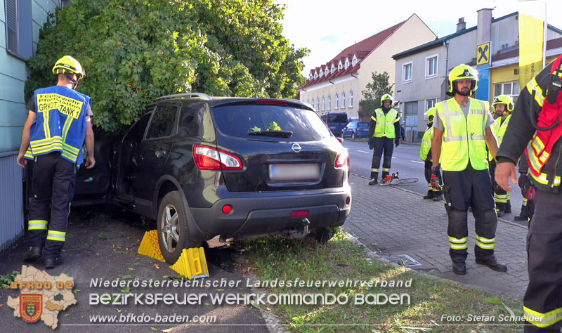 20250822_Pkw Lenkerin prallt im Ortsgebiet frontal gegen Baum Foto: Stefan Schneider BFKDO BADEN 20250822_Pkw Lenkerin prallt im Ortsgebiet frontal gegen Baum Foto: Stefan Schneider BFKDO BADEN