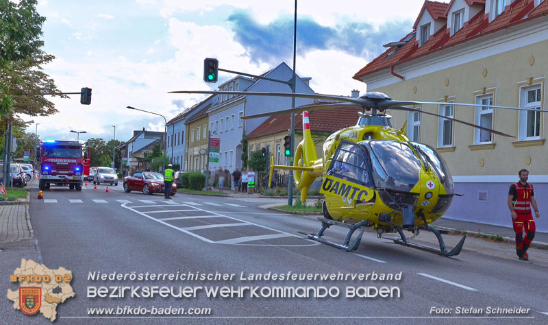 20250822_Pkw Lenkerin prallt im Ortsgebiet frontal gegen Baum Foto: Stefan Schneider BFKDO BADEN 20250822_Pkw Lenkerin prallt im Ortsgebiet frontal gegen Baum Foto: Stefan Schneider BFKDO BADEN