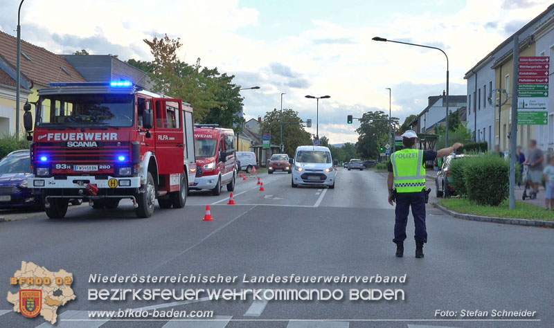 20250822_Pkw Lenkerin prallt im Ortsgebiet frontal gegen Baum Foto: Stefan Schneider BFKDO BADEN 20250822_Pkw Lenkerin prallt im Ortsgebiet frontal gegen Baum Foto: Stefan Schneider BFKDO BADEN