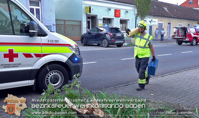 20250822_Pkw Lenkerin prallt im Ortsgebiet frontal gegen Baum Foto: Stefan Schneider BFKDO BADEN 20250822_Pkw Lenkerin prallt im Ortsgebiet frontal gegen Baum Foto: Stefan Schneider BFKDO BADEN