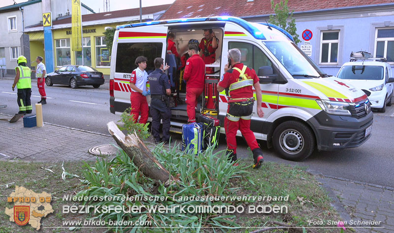20250822_Pkw Lenkerin prallt im Ortsgebiet frontal gegen Baum Foto: Stefan Schneider BFKDO BADEN 20250822_Pkw Lenkerin prallt im Ortsgebiet frontal gegen Baum Foto: Stefan Schneider BFKDO BADEN