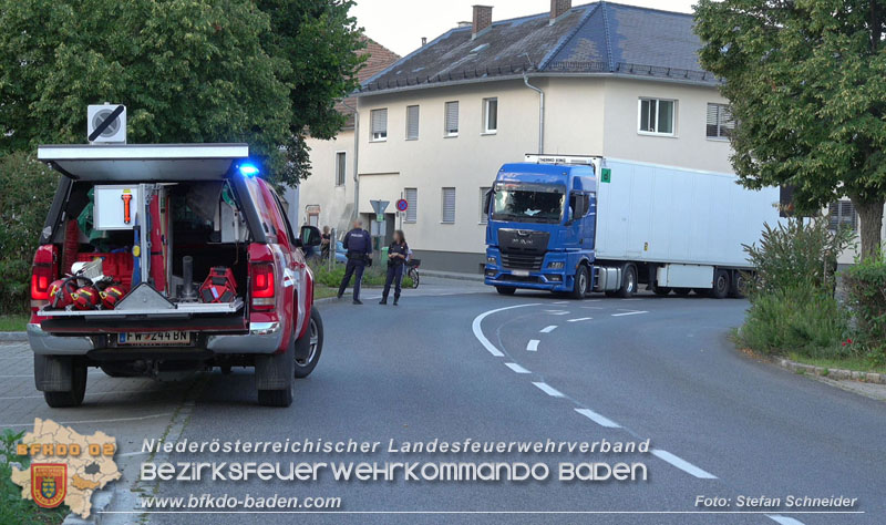 20250822_Pkw Lenkerin prallt im Ortsgebiet frontal gegen Baum Foto: Stefan Schneider BFKDO BADEN 20250822_Pkw Lenkerin prallt im Ortsgebiet frontal gegen Baum Foto: Stefan Schneider BFKDO BADEN