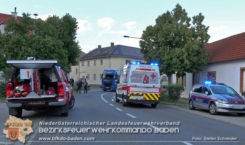 20250822_Pkw Lenkerin prallt im Ortsgebiet frontal gegen Baum Foto: Stefan Schneider BFKDO BADEN 20250822_Pkw Lenkerin prallt im Ortsgebiet frontal gegen Baum Foto: Stefan Schneider BFKDO BADEN