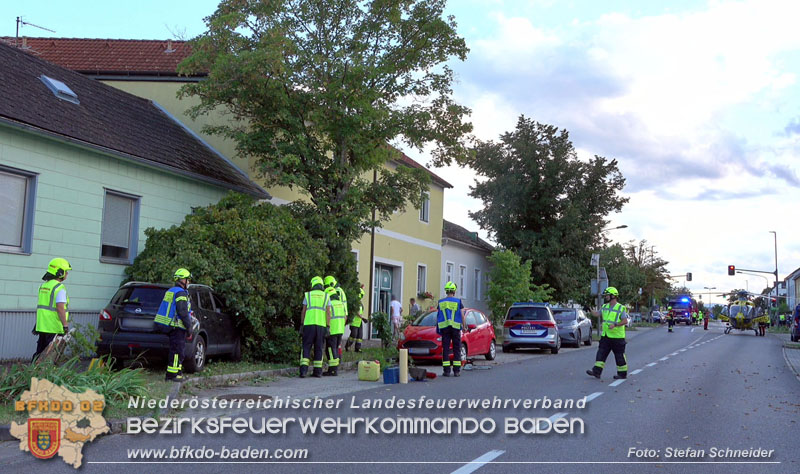 20250822_Pkw Lenkerin prallt im Ortsgebiet frontal gegen Baum Foto: Stefan Schneider BFKDO BADEN 20250822_Pkw Lenkerin prallt im Ortsgebiet frontal gegen Baum Foto: Stefan Schneider BFKDO BADEN