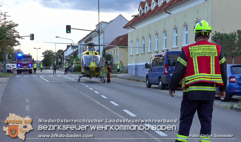 20250822_Pkw Lenkerin prallt im Ortsgebiet frontal gegen Baum Foto: Stefan Schneider BFKDO BADEN 20250822_Pkw Lenkerin prallt im Ortsgebiet frontal gegen Baum Foto: Stefan Schneider BFKDO BADEN