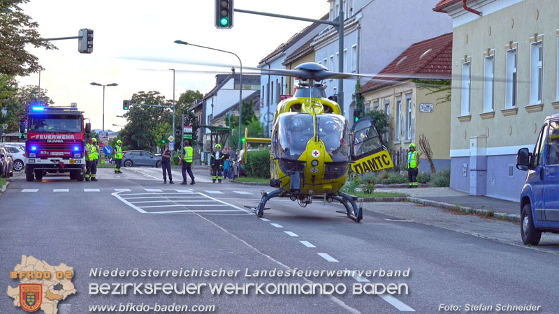 20250822_Pkw Lenkerin prallt im Ortsgebiet frontal gegen Baum Foto: Stefan Schneider BFKDO BADEN 20250822_Pkw Lenkerin prallt im Ortsgebiet frontal gegen Baum Foto: Stefan Schneider BFKDO BADEN
