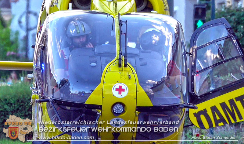 20250822_Pkw Lenkerin prallt im Ortsgebiet frontal gegen Baum Foto: Stefan Schneider BFKDO BADEN 20250822_Pkw Lenkerin prallt im Ortsgebiet frontal gegen Baum Foto: Stefan Schneider BFKDO BADEN