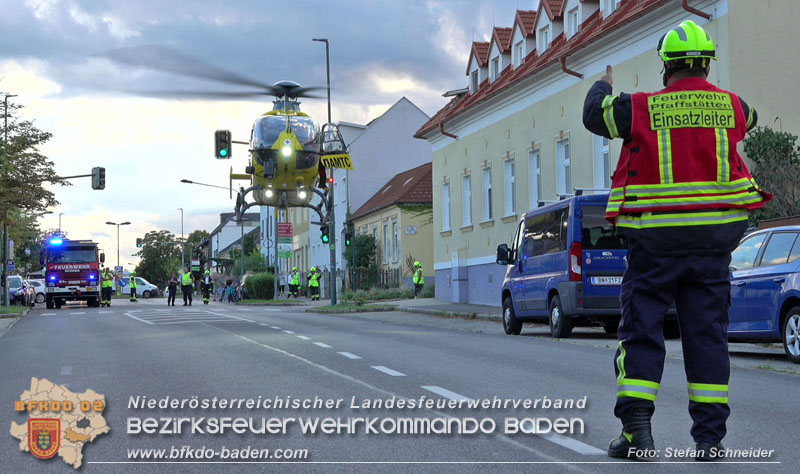 20250822_Pkw Lenkerin prallt im Ortsgebiet frontal gegen Baum Foto: Stefan Schneider BFKDO BADEN 20250822_Pkw Lenkerin prallt im Ortsgebiet frontal gegen Baum Foto: Stefan Schneider BFKDO BADEN