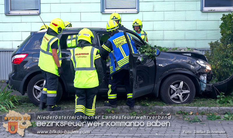 20250822_Pkw Lenkerin prallt im Ortsgebiet frontal gegen Baum Foto: Stefan Schneider BFKDO BADEN 20250822_Pkw Lenkerin prallt im Ortsgebiet frontal gegen Baum Foto: Stefan Schneider BFKDO BADEN