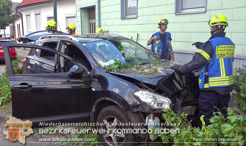 20250822_Pkw Lenkerin prallt im Ortsgebiet frontal gegen Baum Foto: Stefan Schneider BFKDO BADEN 20250822_Pkw Lenkerin prallt im Ortsgebiet frontal gegen Baum Foto: Stefan Schneider BFKDO BADEN