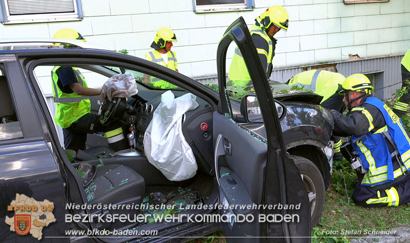20250822_Pkw Lenkerin prallt im Ortsgebiet frontal gegen Baum Foto: Stefan Schneider BFKDO BADEN 20250822_Pkw Lenkerin prallt im Ortsgebiet frontal gegen Baum Foto: Stefan Schneider BFKDO BADEN