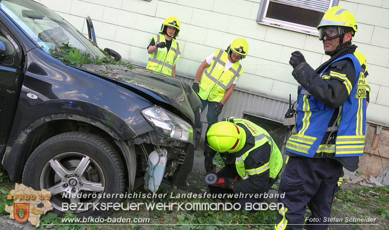 20250822_Pkw Lenkerin prallt im Ortsgebiet frontal gegen Baum Foto: Stefan Schneider BFKDO BADEN 20250822_Pkw Lenkerin prallt im Ortsgebiet frontal gegen Baum Foto: Stefan Schneider BFKDO BADEN