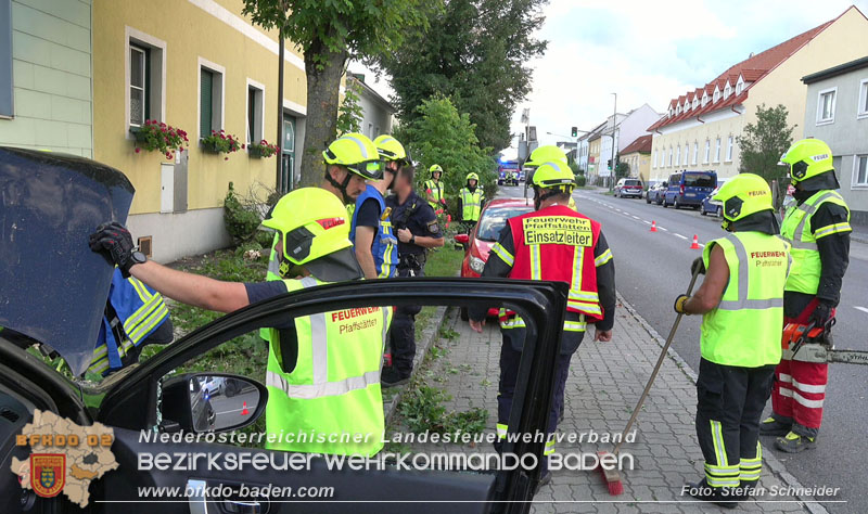 20250822_Pkw Lenkerin prallt im Ortsgebiet frontal gegen Baum Foto: Stefan Schneider BFKDO BADEN 20250822_Pkw Lenkerin prallt im Ortsgebiet frontal gegen Baum Foto: Stefan Schneider BFKDO BADEN